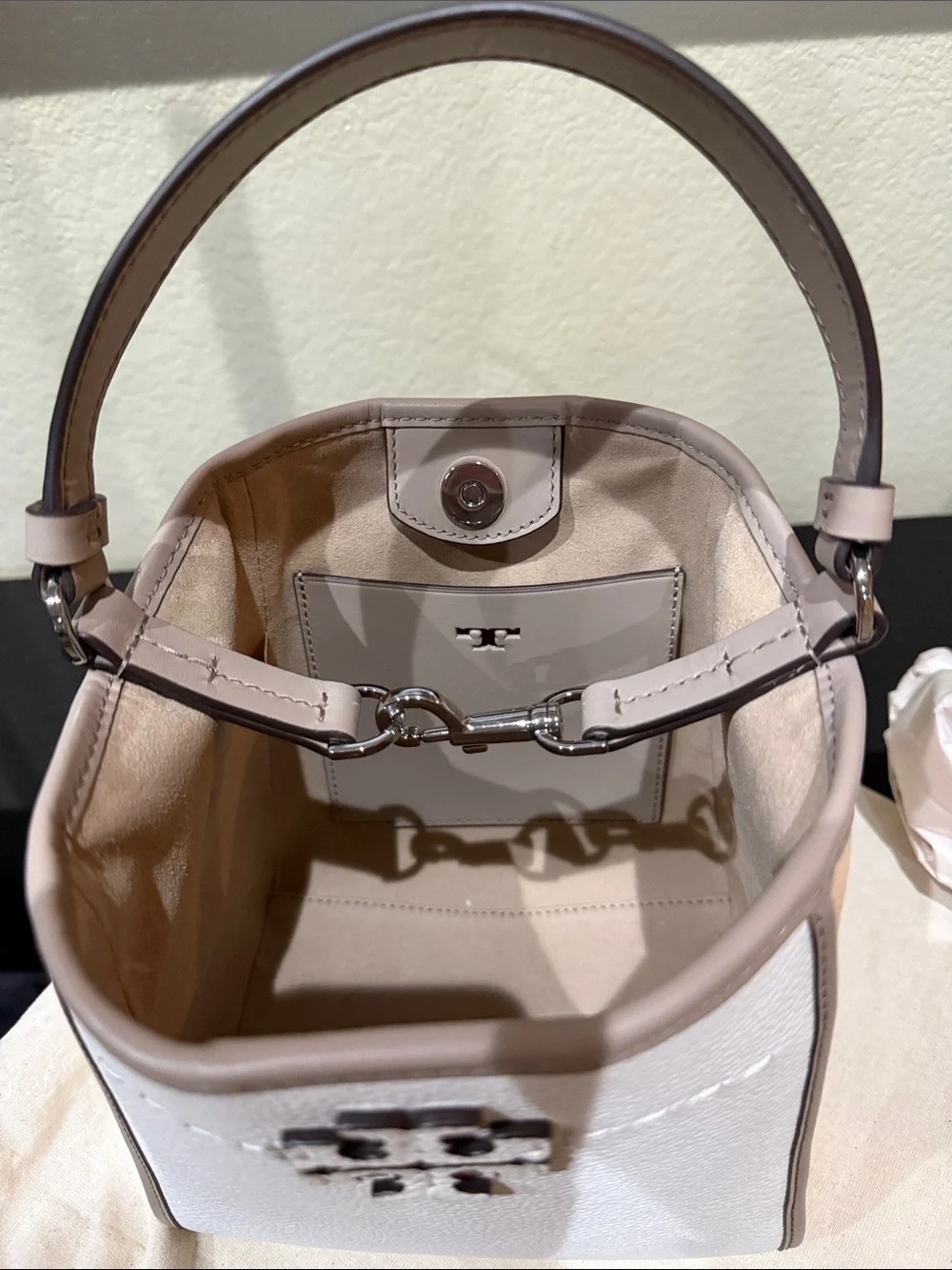 NWOT Tory Burch Small McGraw Top Handel Tan and White Pebbled Leather Crossbody